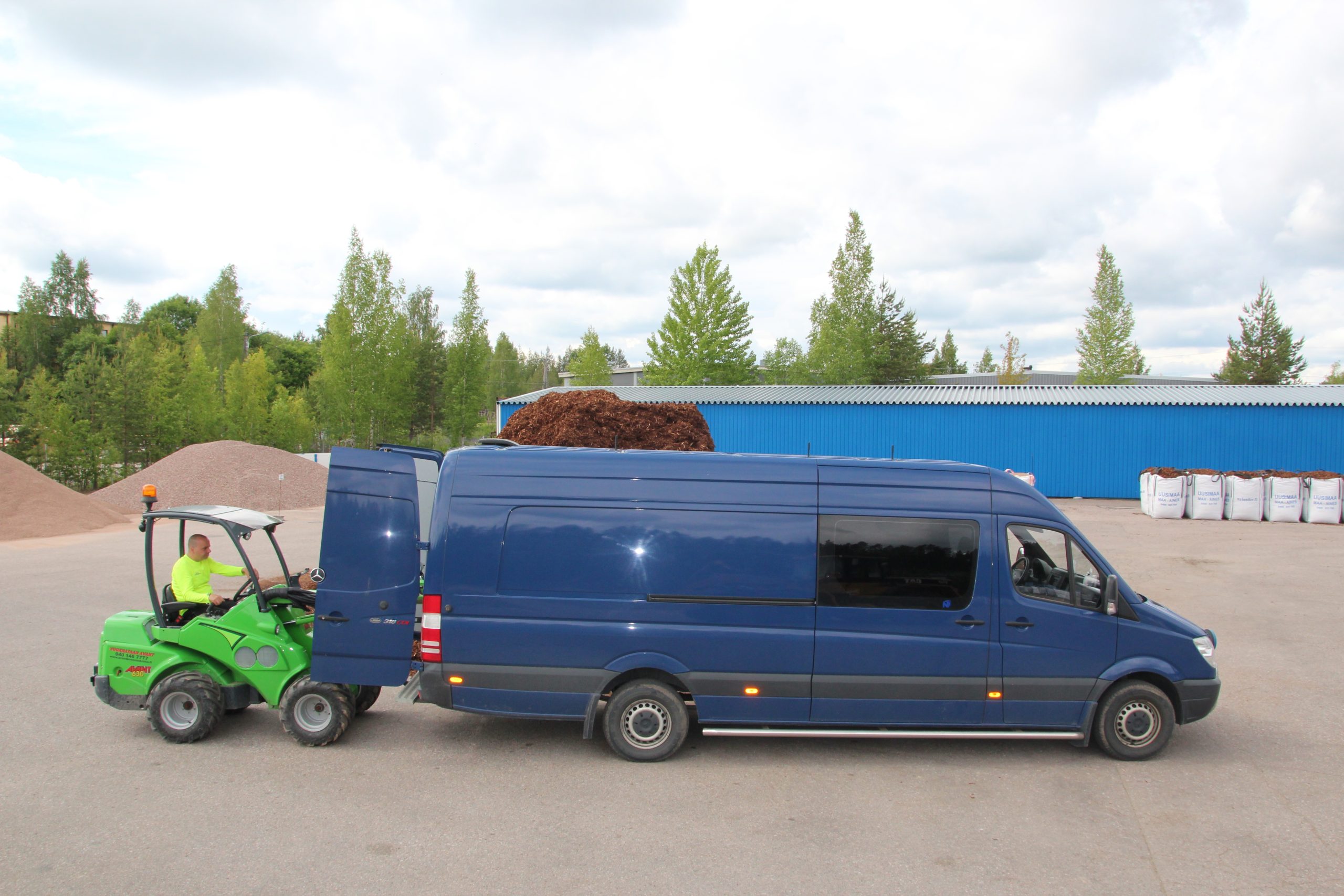 Pakettiauton lastaus